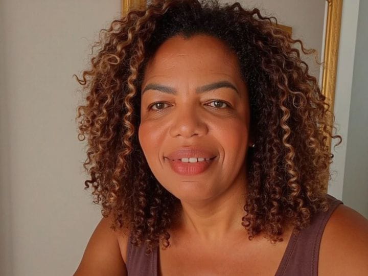 Retrato de Valéria Araújo sorrindo